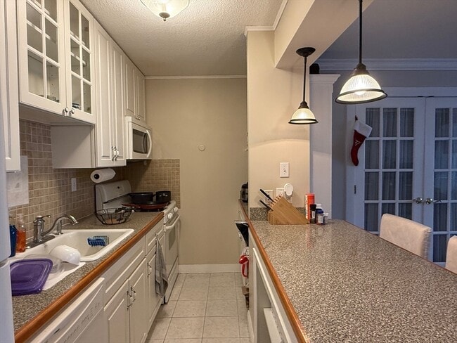 Building Photo - 2 Hawthorne Pl