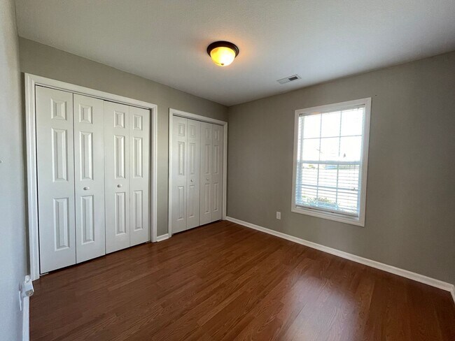 Building Photo - Absolutely Adorable!