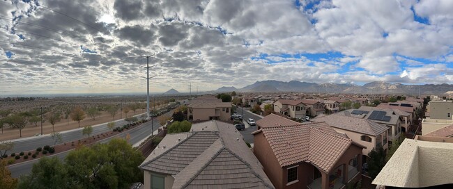 Building Photo - Stunning Strip Views and Beyond