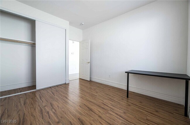 Building Photo - 212 Waterton Lakes Ave
