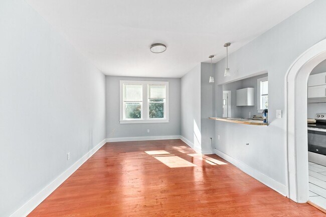 Building Photo - Charming All-Brick Home in Prime Charlesto...