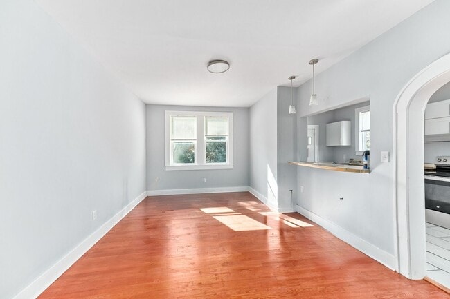 Building Photo - Charming All-Brick Home in Prime Charleston Location