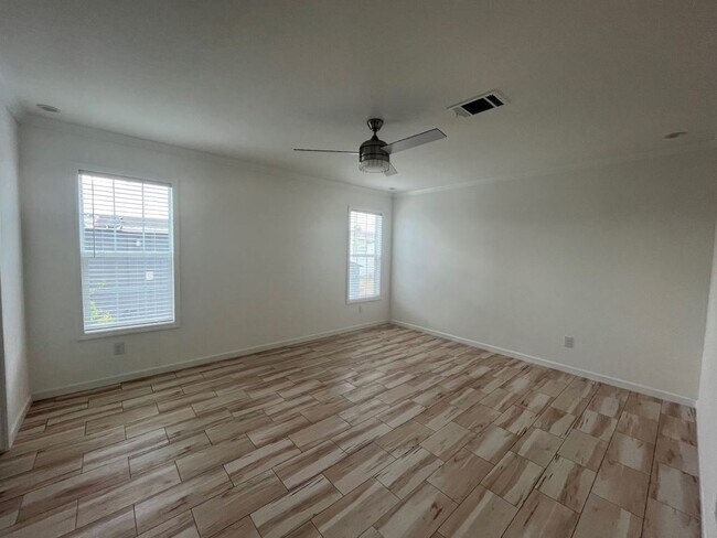 Building Photo - 282 Giraffe Dr