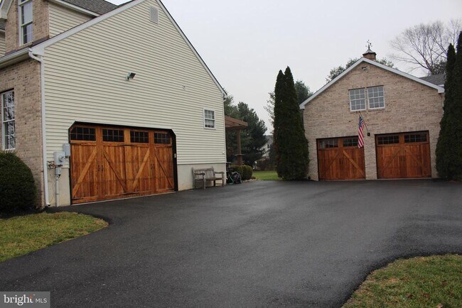 Building Photo - 176 S Patricia Dr