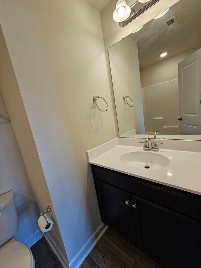 Building Photo - 3 Year Old Townhome in Marshall Farm!