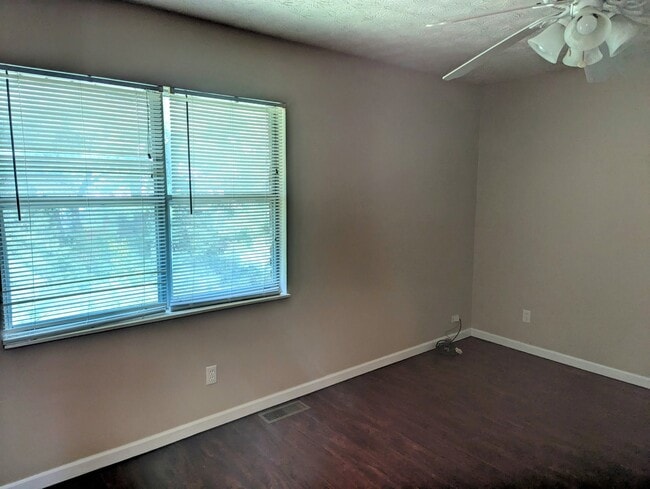 Building Photo - 110 Stone Tree Dr