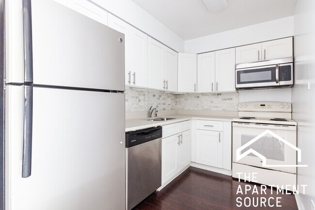 Primary Photo - 3825 N Pine Grove Ave