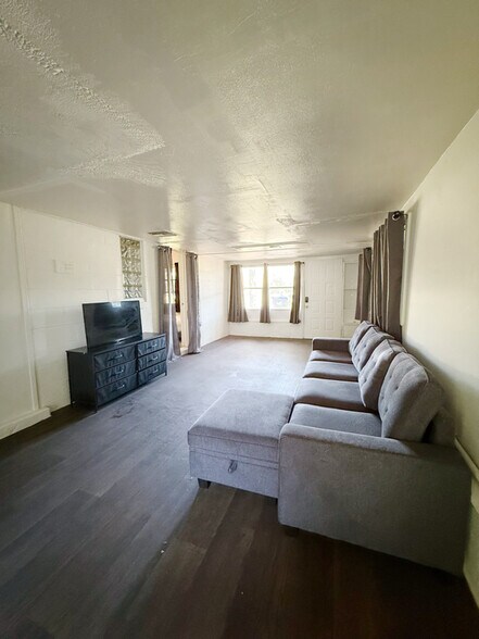 Building Photo - 9604 4th Ave