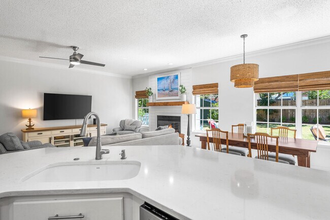 Building Photo - 220 Seabreeze Cir