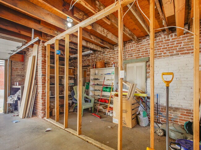 Building Photo - $1,550, 1 bed, 1 bath apartent near wash p...