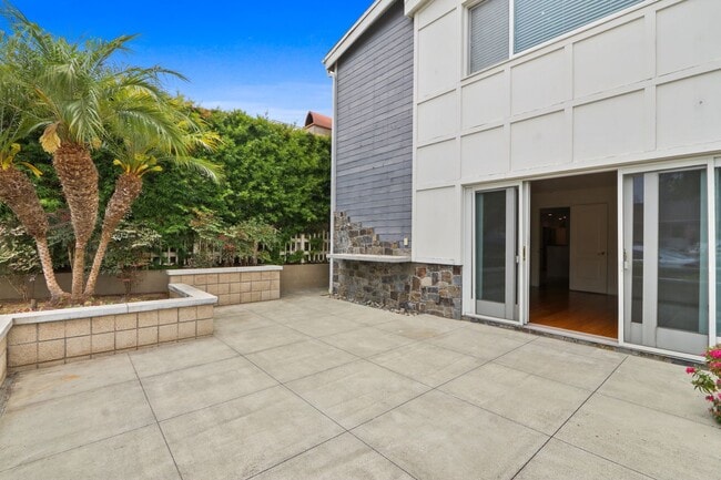 Building Photo - Coastal Living in the Heart of Corona del Mar