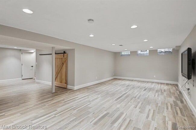 Building Photo - 2120 Buckingham Ave