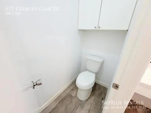 Building Photo - 531 Country Club Dr