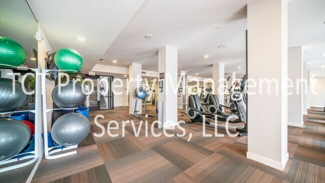 Building Photo - Stunning 1 Bedroom with Pool View