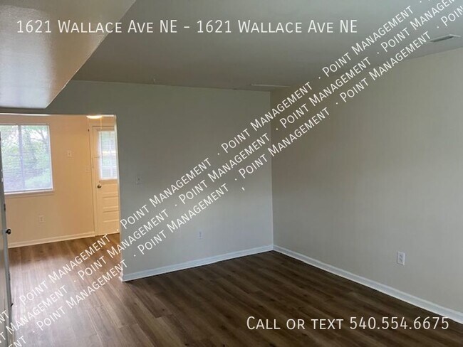 Building Photo - 2 bed 1 Bath Newly Renovated Duplex with C...