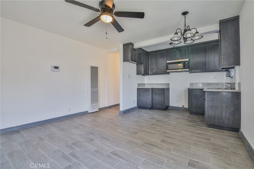 Living room - 920 E 91st St