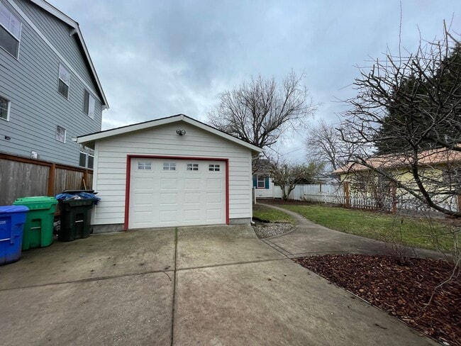 Building Photo - Charming and Updated 1913's Home! Woodstoc...