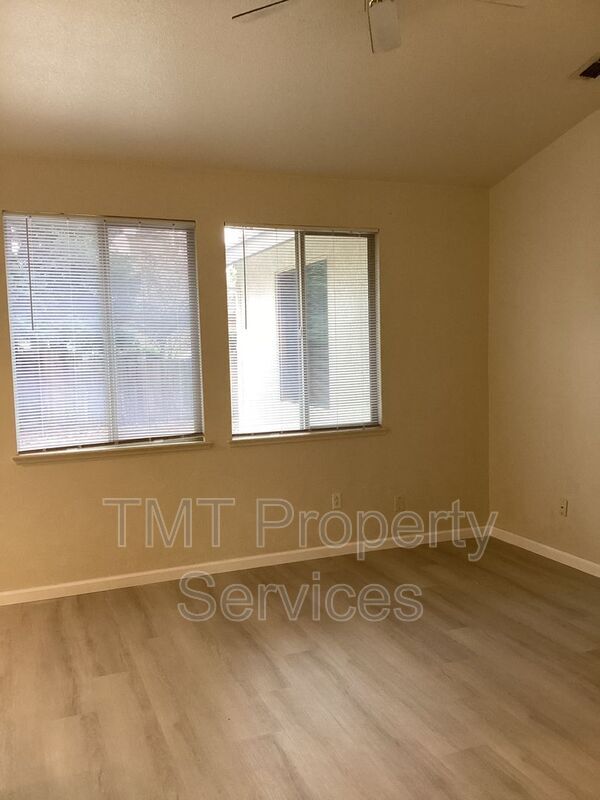 Building Photo - 10012 Mosaic Way