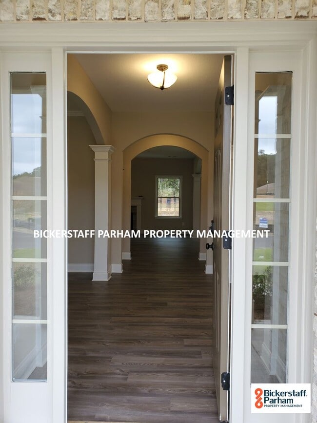 Building Photo - Head-turning Style, Extraordinary Location...