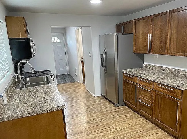 Building Photo - Fully remodeled 3 bed 2 bath