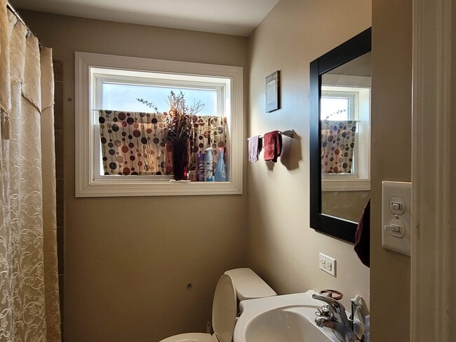 Building Photo - 8726 S Francisco Ave