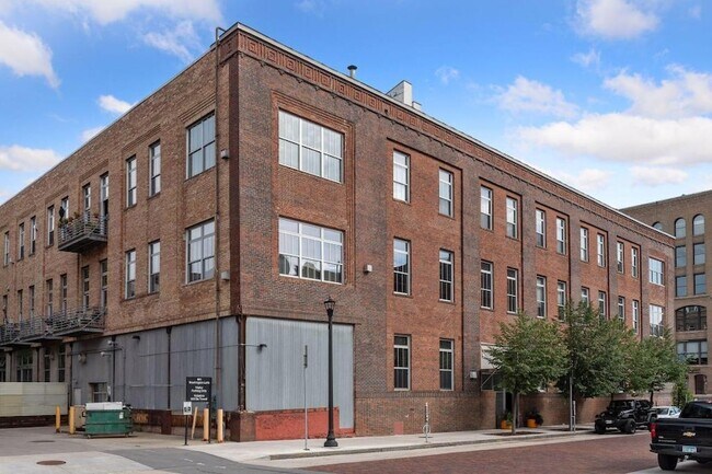 Building Photo - 801 N Washington Ave