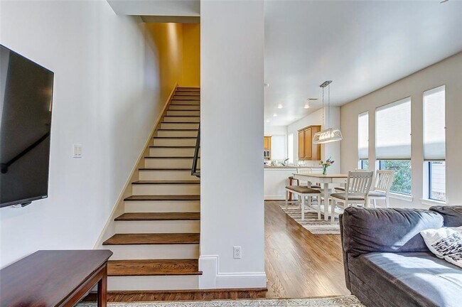 Building Photo - Bright and spacious townhome with a beautiful rooftop terrace to relax.