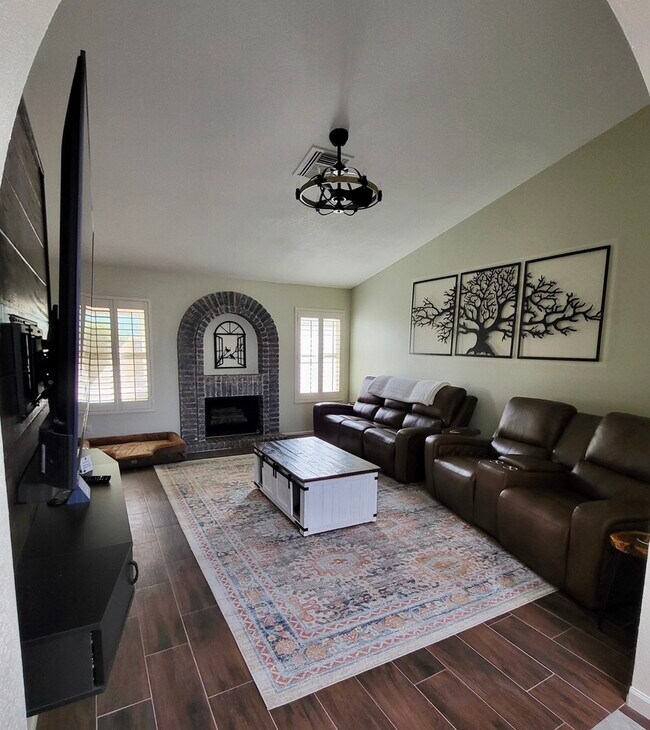 Building Photo - 6609 W Sierra St