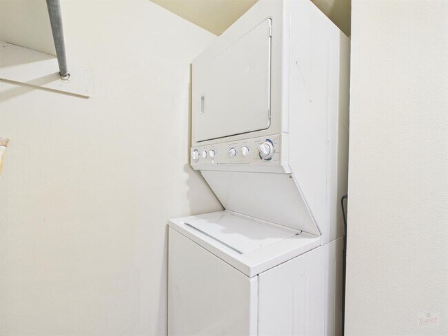 Building Photo - 616 W 51st St