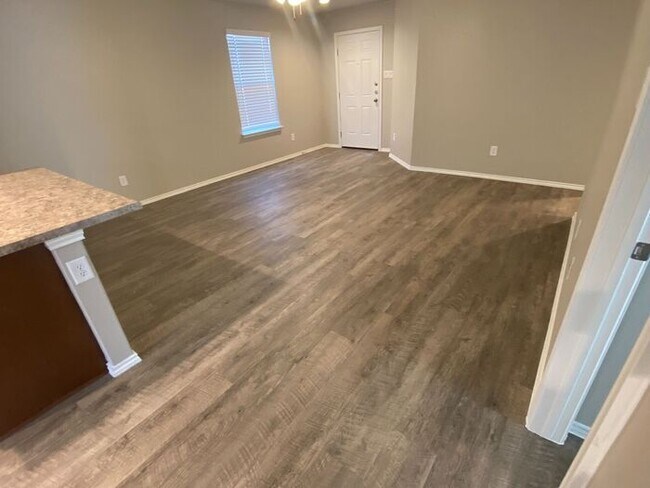 Building Photo - *$99 MOVE-IN SPECIAL* | Three Bedroom | Tw...