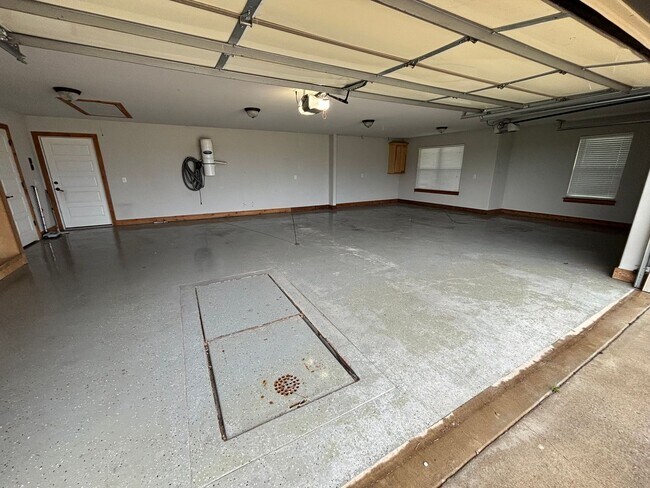 Building Photo - Need some space?? This is the place!!