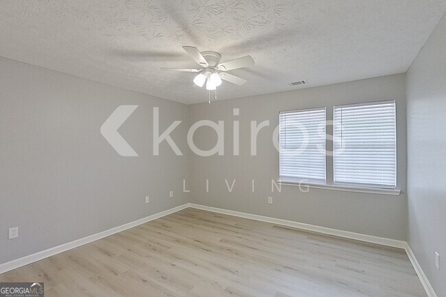 Building Photo - 320 Deer Park Dr