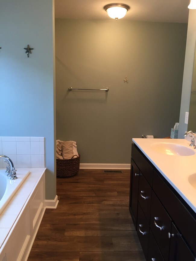 Master bath with soaking tub and shower stall - 1077 Bayberry Dr