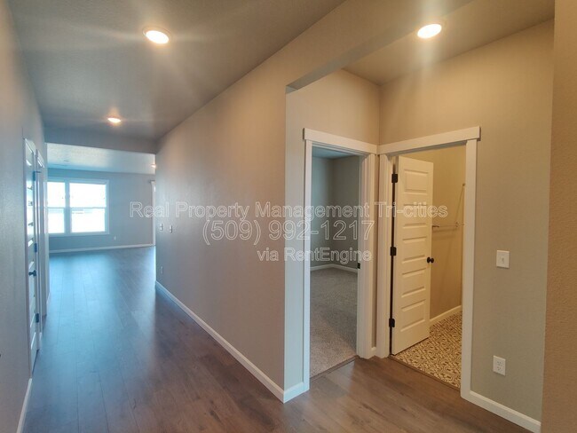 Building Photo - 8304 Gardner St