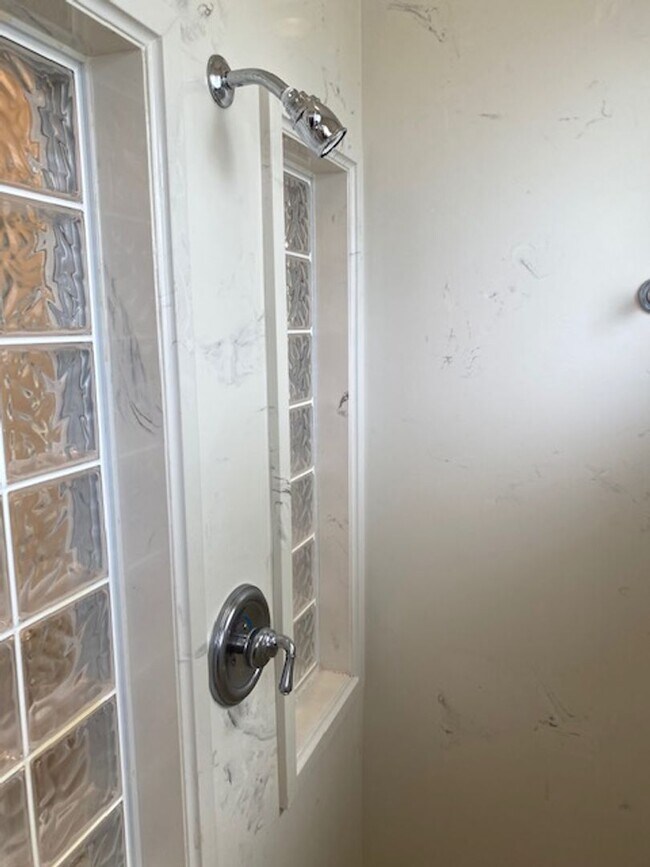 Building Photo - NEW TO MARKET, 3 BEDROOM EAST MEDFORD HOME