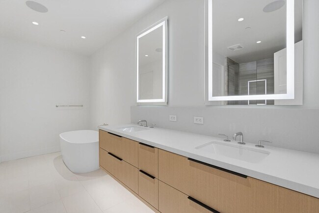 Building Photo - 4849 N Camelback Rdg Dr