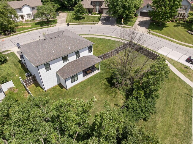 Building Photo - 3201 Crestwood Ln