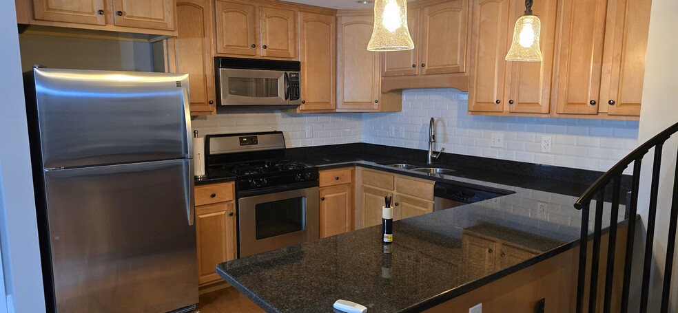 Building Photo - 558 E Merrimack St