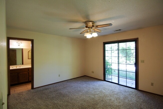Building Photo - Spacious Home Between Redding and Anderson