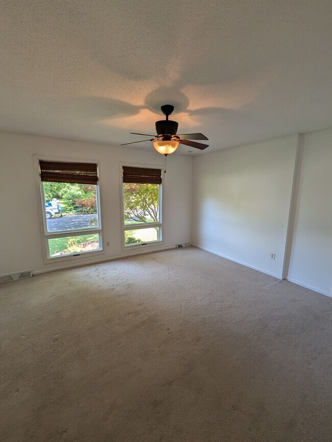 Building Photo - 3 Bedroom Home - Walking distance to Fairview Elementary - Desirable Location!