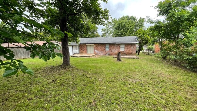 Building Photo - inviting & comfortable3 Bed 1 Bath House