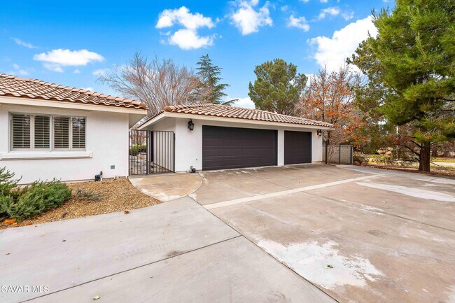 Building Photo - 41901 Cll Clarita
