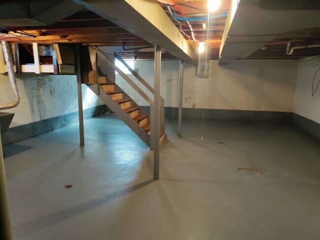 Building Photo - 3 bedroom 1 bath bungalow now available! -...
