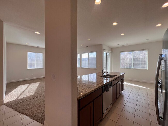 Building Photo - Spacious 3 bedroom home in Fernley