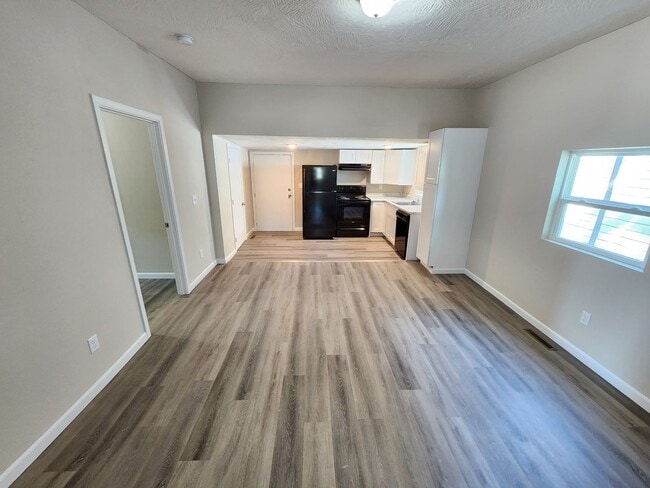 Building Photo - Spacious 3-Bedroom, 1-Bathroom Home AVAILABLE NOW!!
