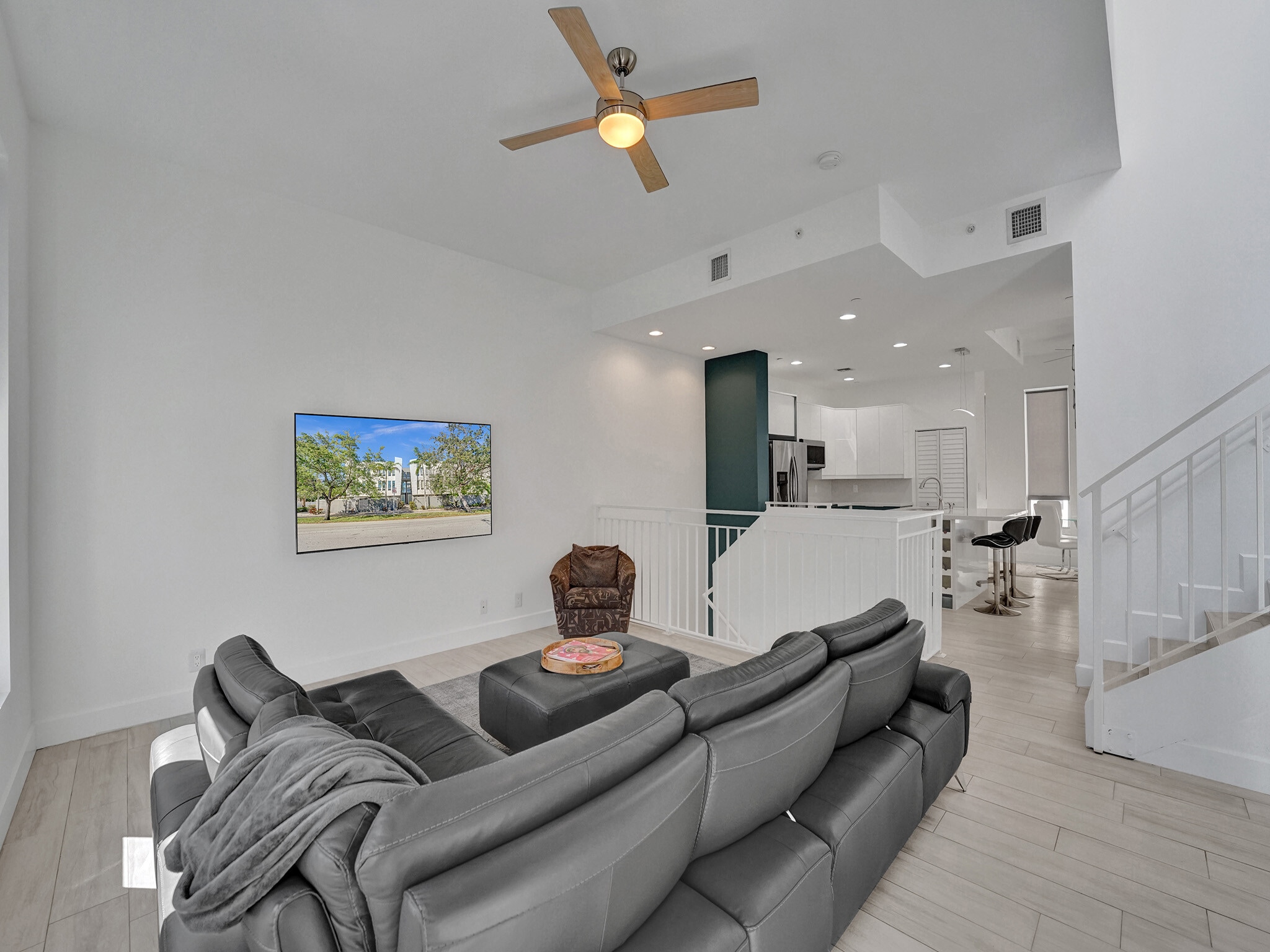 Building Photo - 703 SE 16th Ct