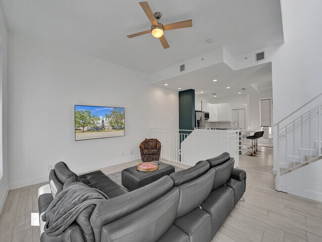 Building Photo - 703 SE 16th Ct