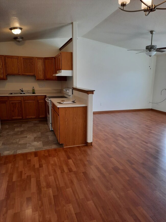Building Photo - 2 BED | 2 BATH | TOWNHOME | SINGLE GARAGE ...