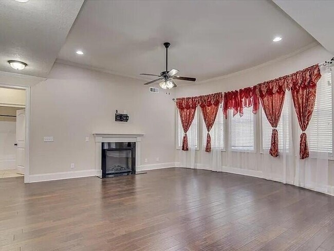 Building Photo - 8614 Crenshaw Dr