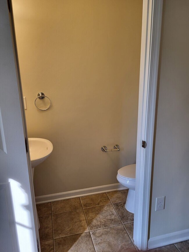 Building Photo - SPACIOUS 3-Level Townhome in Winston's Choice